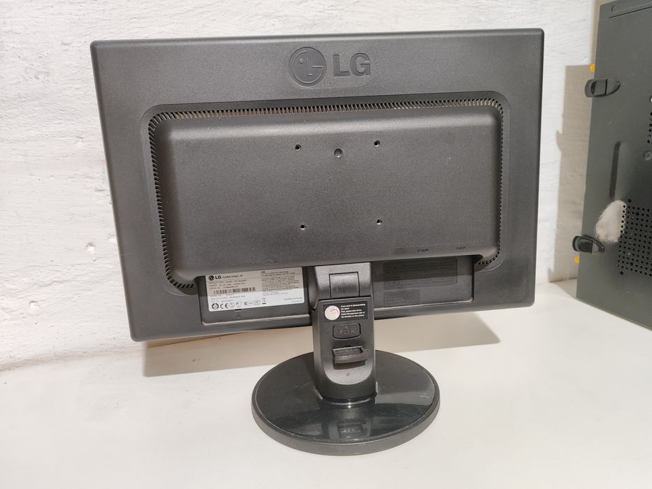 Monitor LCD 19 cali LG FLATRON W1942T Sprawny + Okablowanie