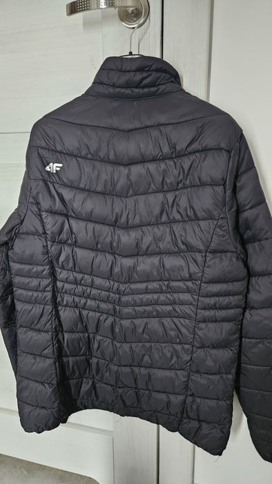 Kurtka 4f czarna 40 pikowana wiosna