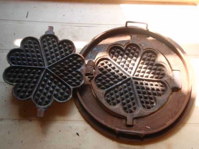 Stara żeliwna wafelnica gofrownica