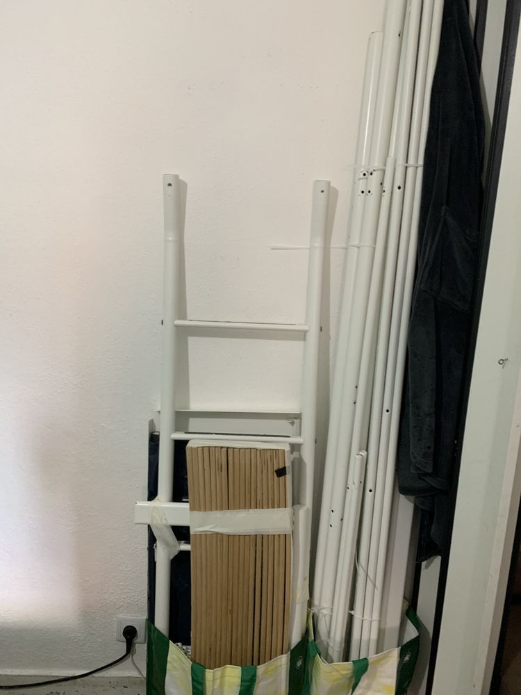 Cama alta com secretaria