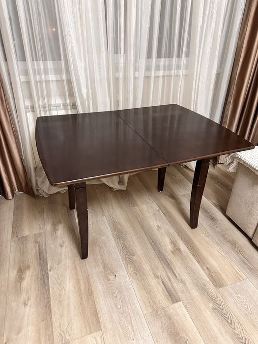 Стіл з натурального дерева