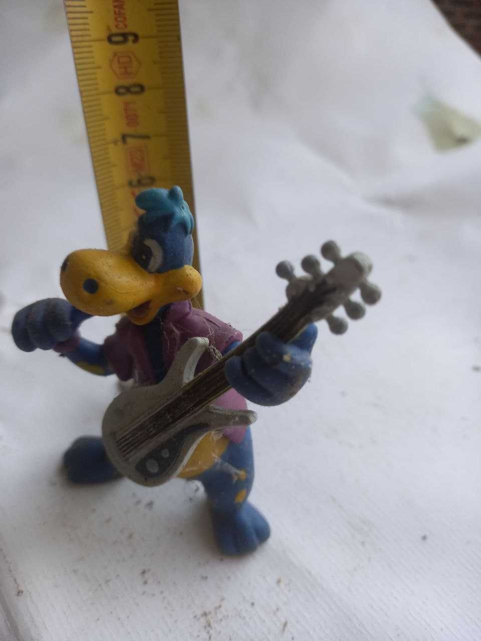 Figura de dinossauro guitarrista