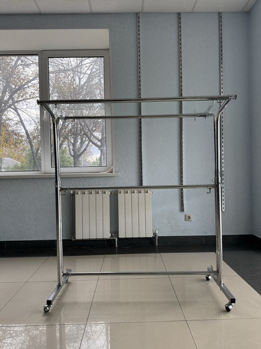 Металева стійка б/у для демонстраціі одягу