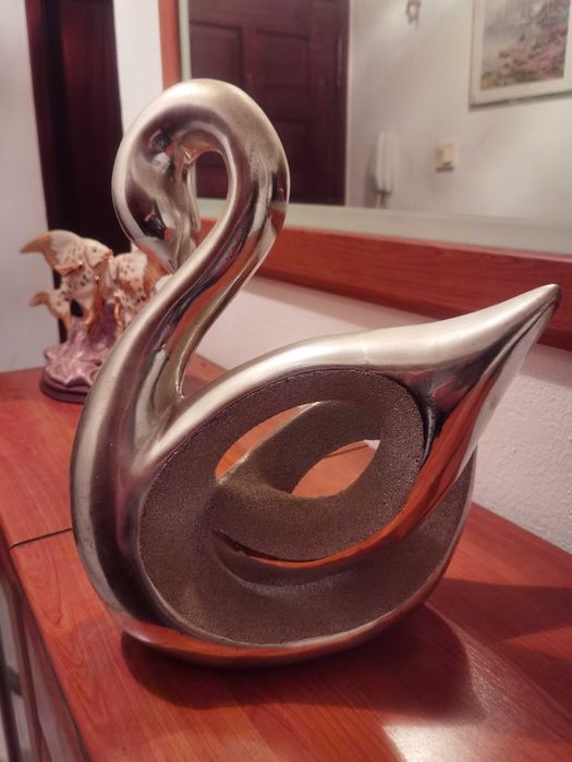 estatueta cisne grande em metal