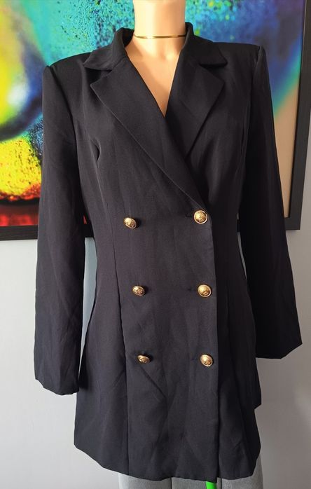 Czarna marynarka dwurzędowa z ozdobnymi złotymi guzikami