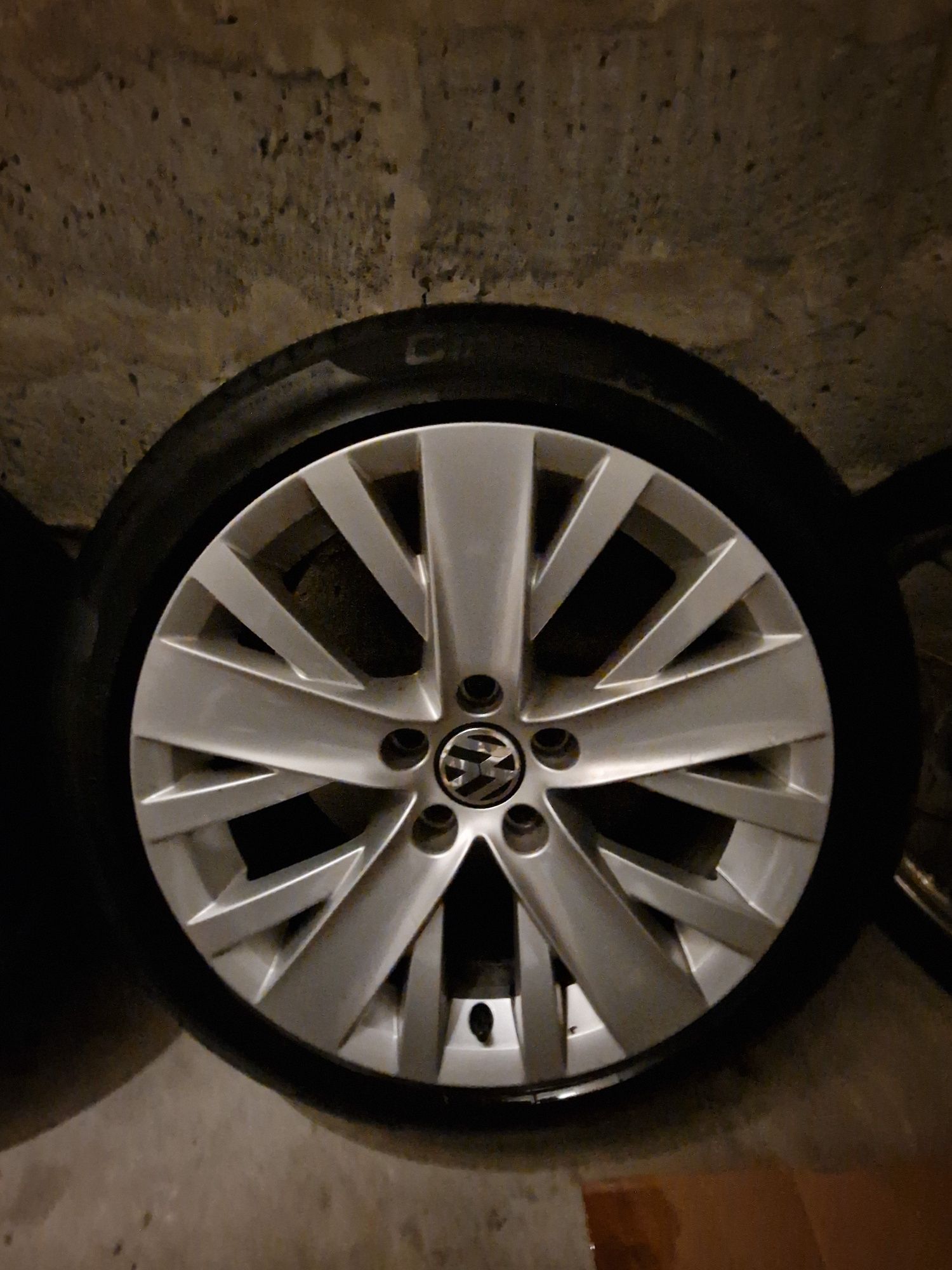 Sprzedam alufelgi VW 17 + opoy Pirelli