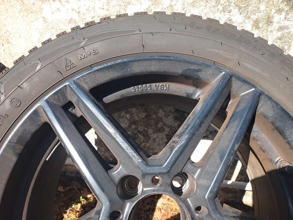 Pneus de muita qualidade vendem-se