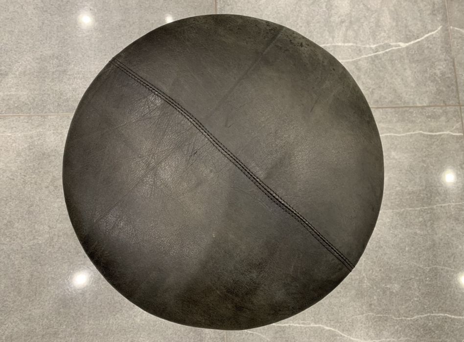 Табурет металлический с кожаным верхом