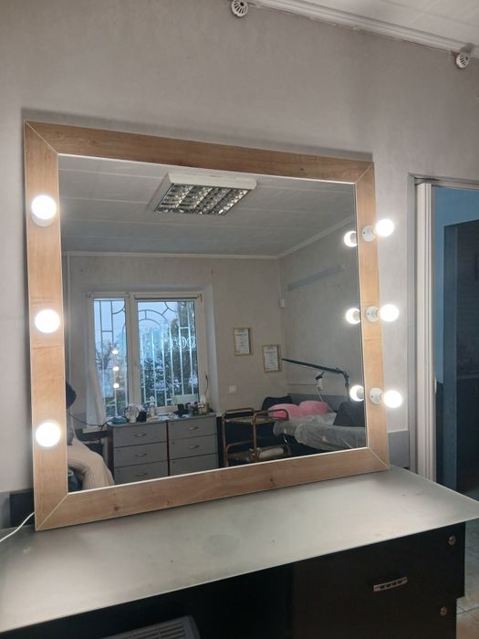 Продам дзеркало з лампами візажне зеркало с подсветкой лампами