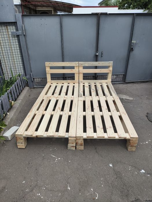 Ліжко з піддонів. Меблі з піддонів. Диван з піддонів