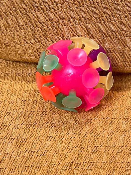 Piłka z przyssawkami