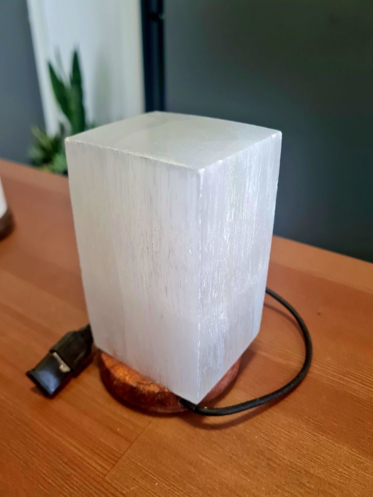 Candeeiro em selenite com led