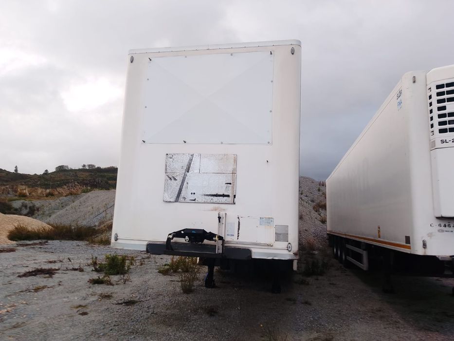 Semi reboque (Box) em excelente estado