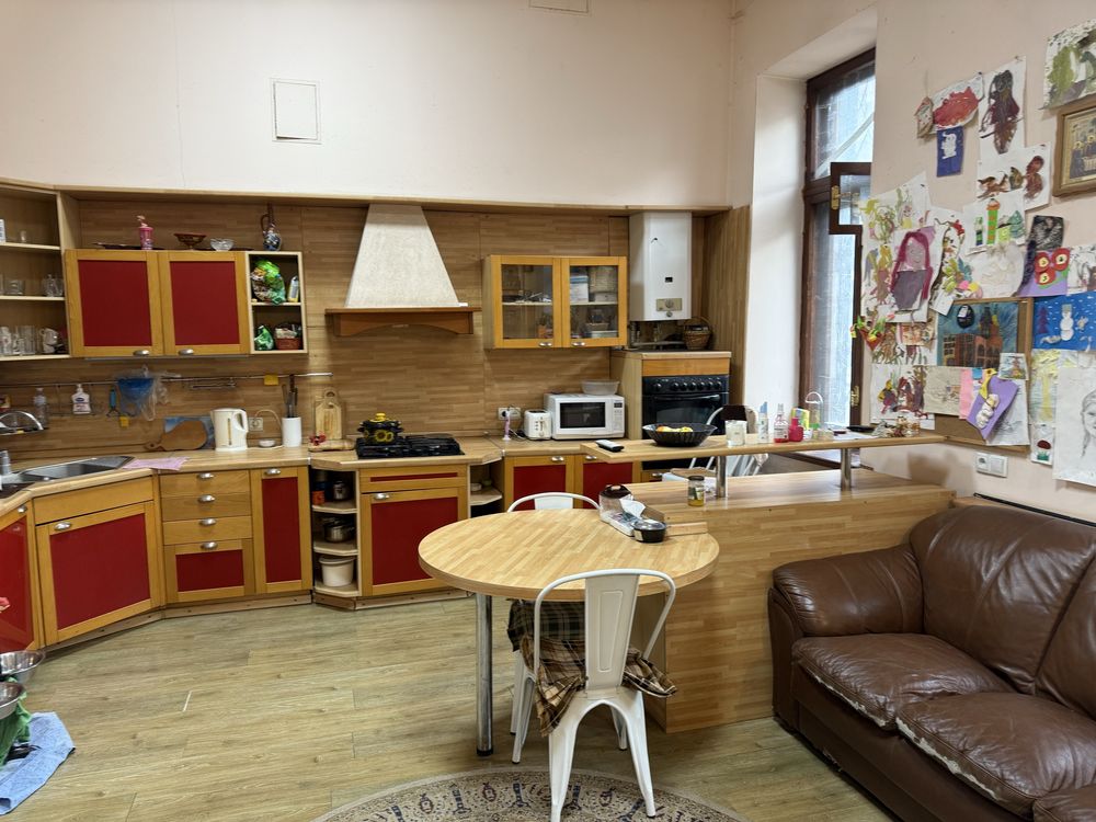 Продам  Центр 5 кв площадью  155 кв м Бажанова 14