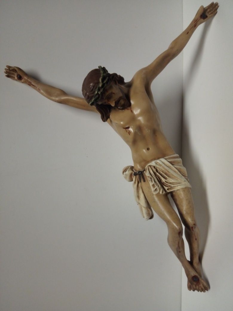 Escultura de Cristo crucificado vintage em marfinite policromado