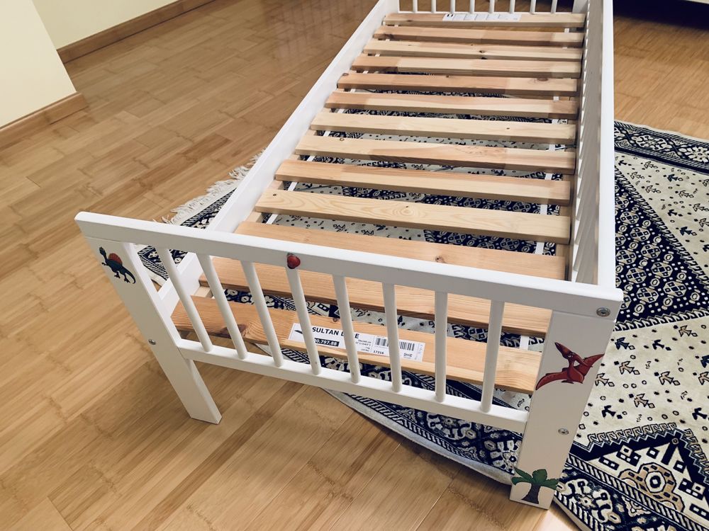 Łóżko dziecięce Ikea ze stelażem i materacem.