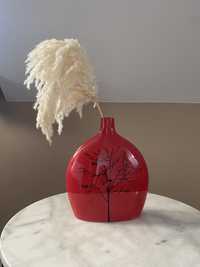 Czerwony wazon z malowanym drzewem