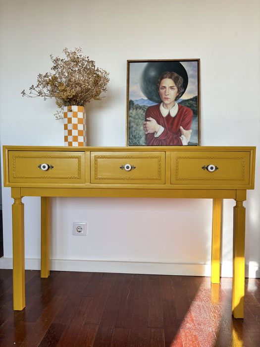 Consola vintage amarela