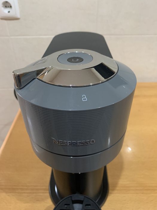 Máquina Café Nespresso Vertuo cinzenta