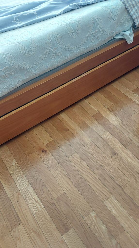 Cama solteiro e mesa de cabeceira