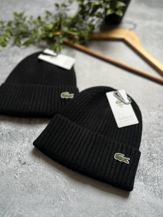 Оригінальний стиль Lacoste — топова шапка на зиму