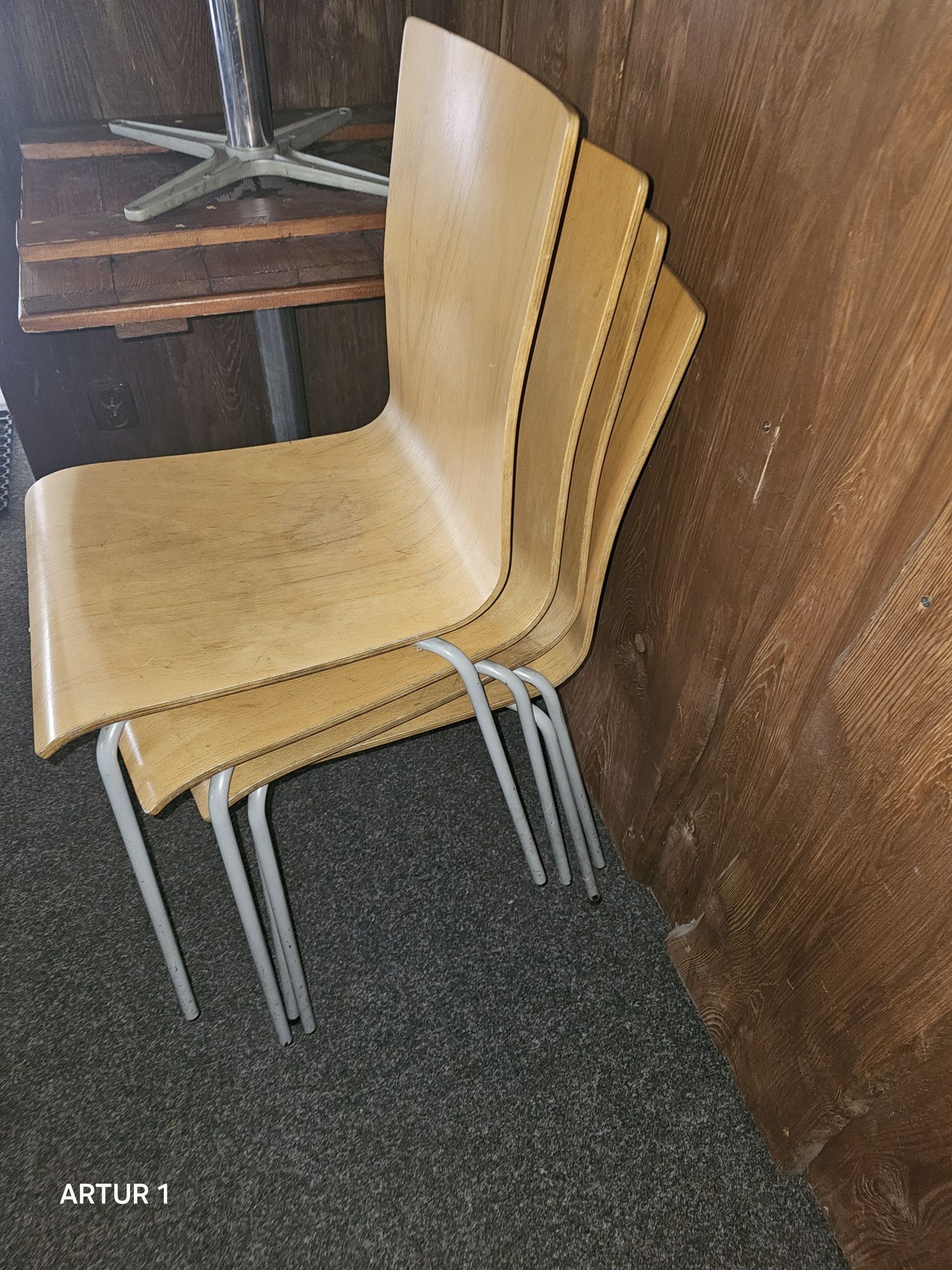 Krzesła drewniane  ze sklejki na metalowych nogach