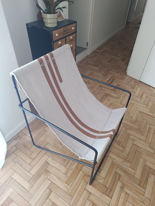 Poltrona de metal e tecido