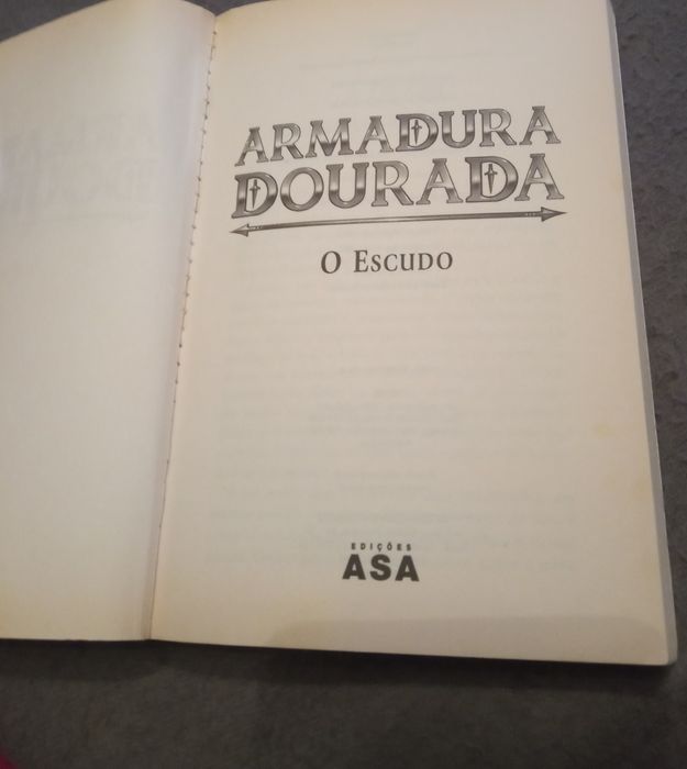 Livro A Armadura Dourada "O Escudo" Usado