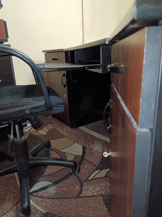 Biurko z szafkami i fotelem.