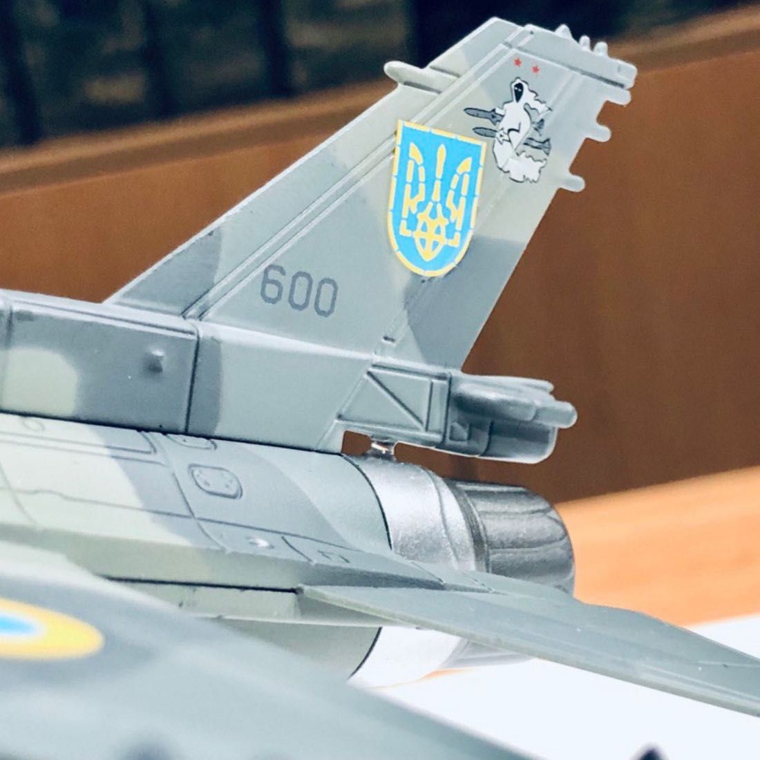 Металева модель літака винищувача F16D у масштабі 1:72