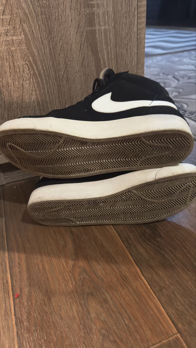 Кросівки жіночі