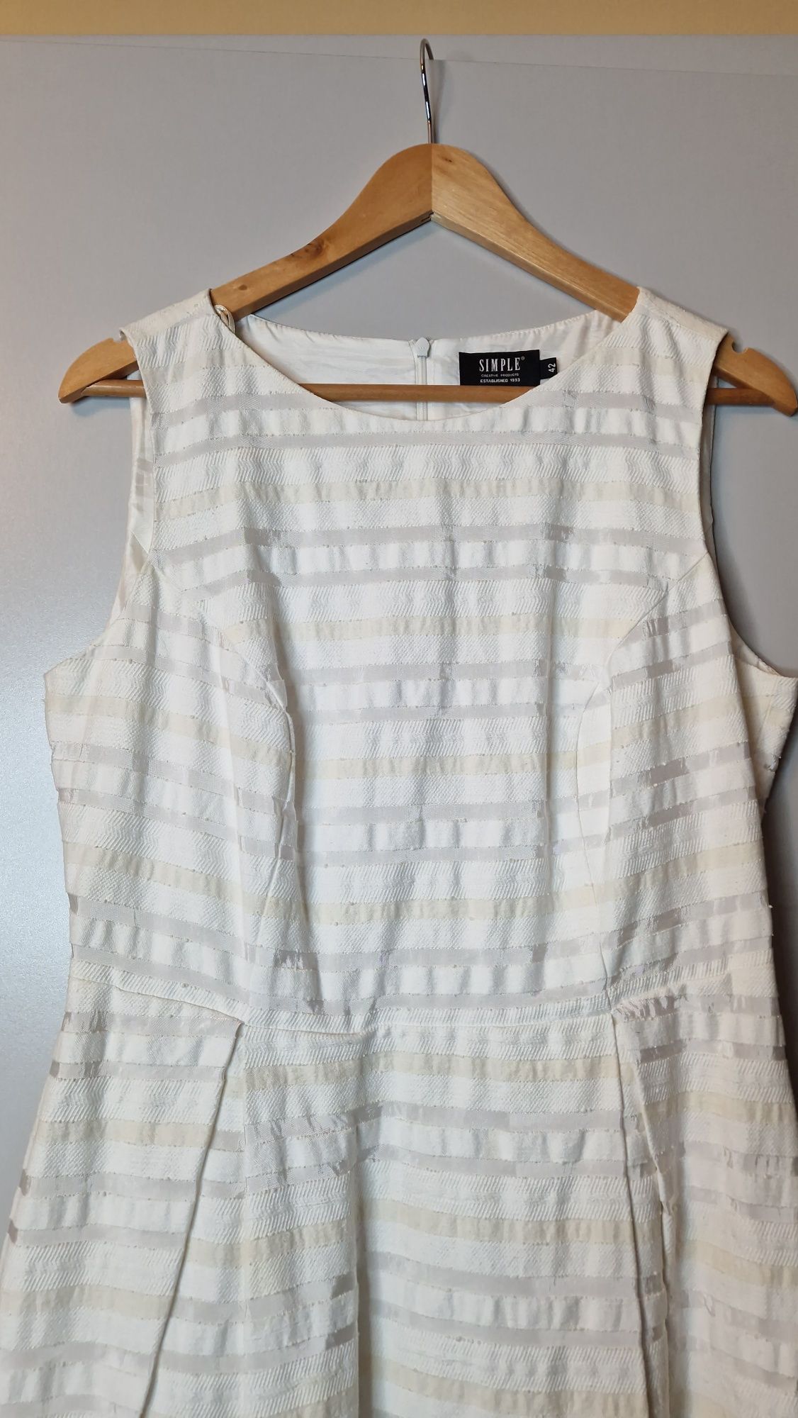 Elegancka sukienka Simple r. 42 beżowe kolory