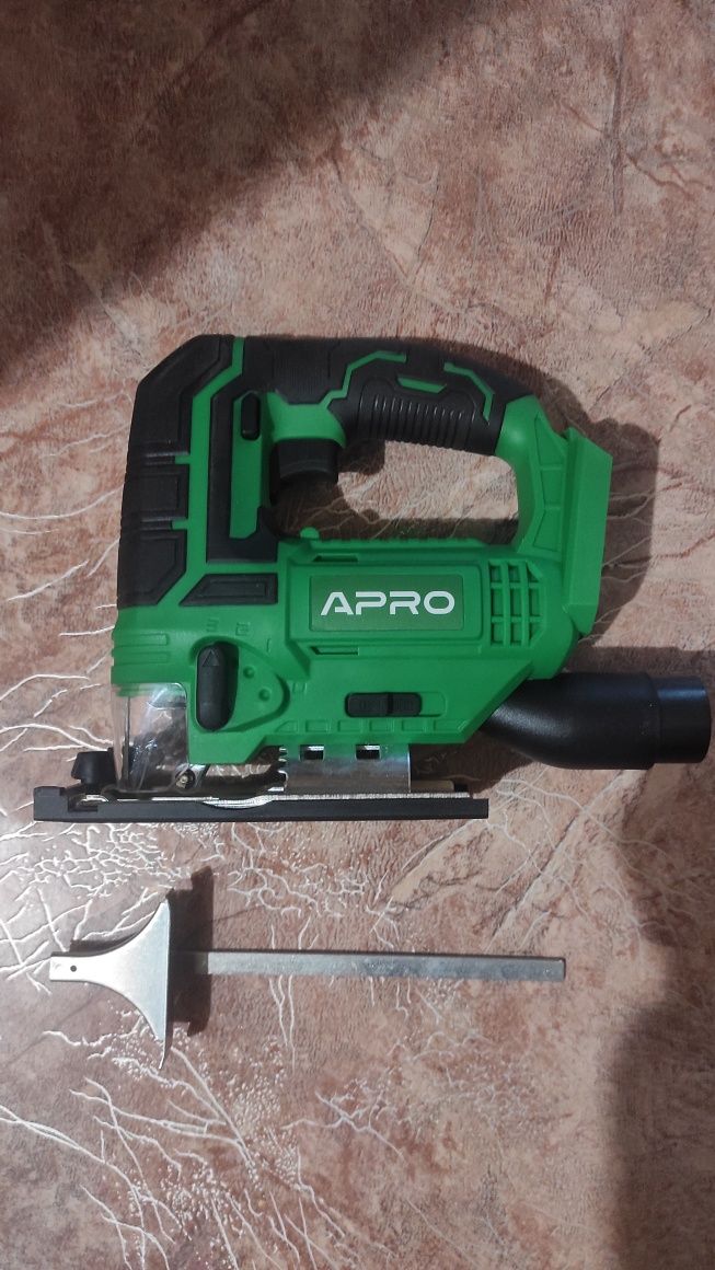 Продам аккумуляторный лобзик APRO