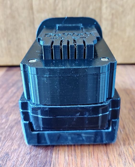 Adapter DeWalt XR 18 na baterie Milwaukee M18