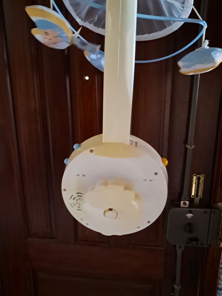 Brinquedo adaptável  para cama de criança, com música