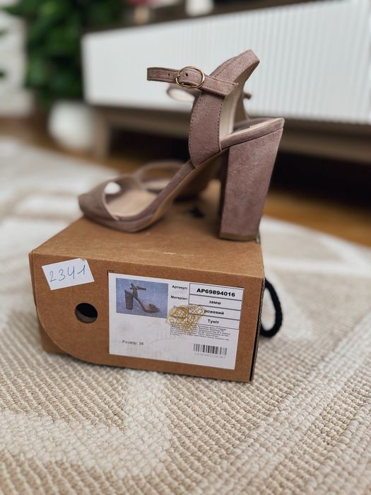 Босоніжки замшеві Л. Карварі пудрові 36 розмір