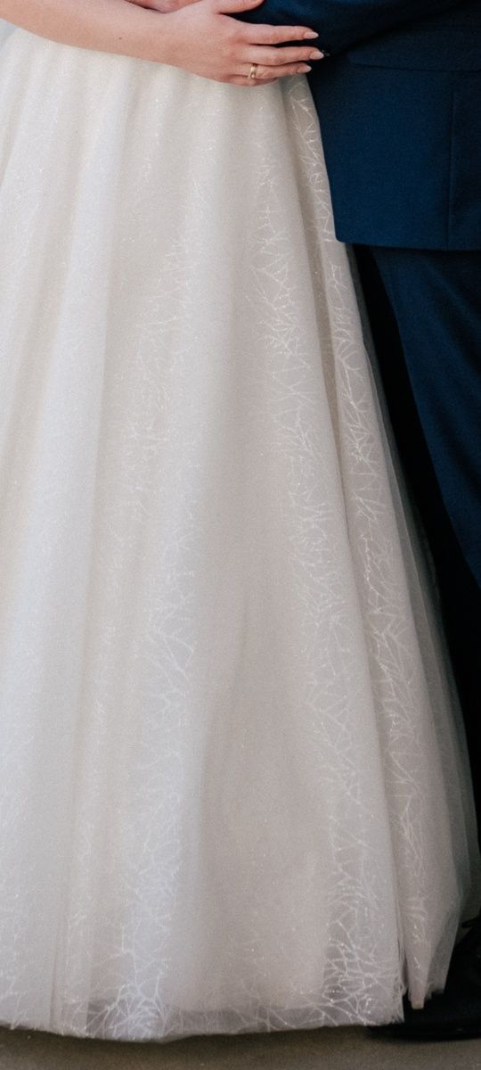 Błyszcząca suknia ślubna z kryształkami i efektem szronu 40/42 L/XL