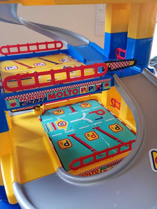 Vendo garagem infantil em bom estado