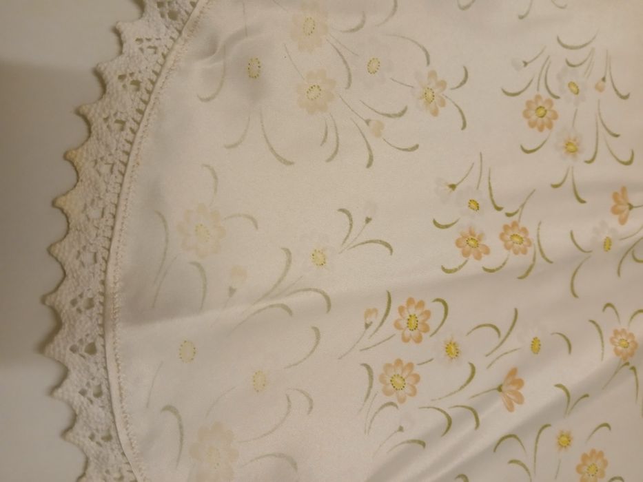 Naperon redondo florido com renda