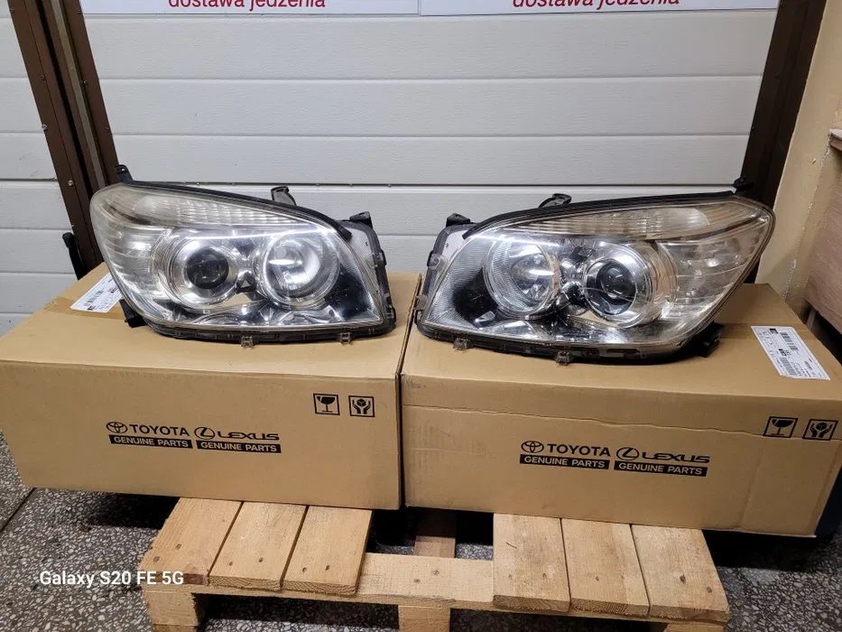 Фара Тойота RAV4 8117042311 8113042360