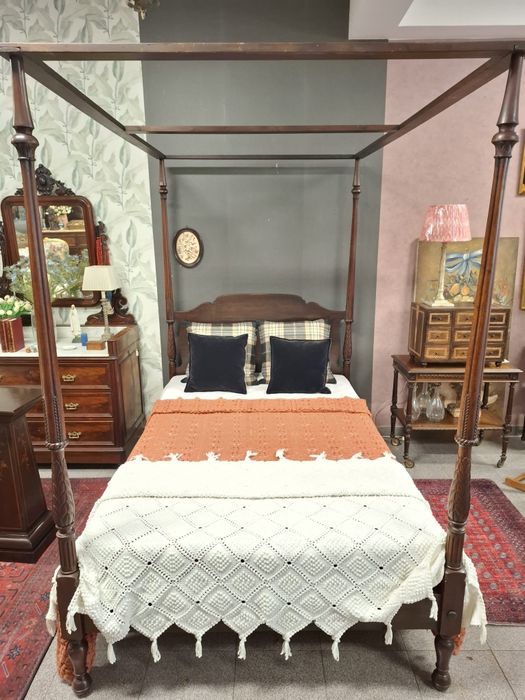 Cama de dossel em madeira maciça - estilo clássico.