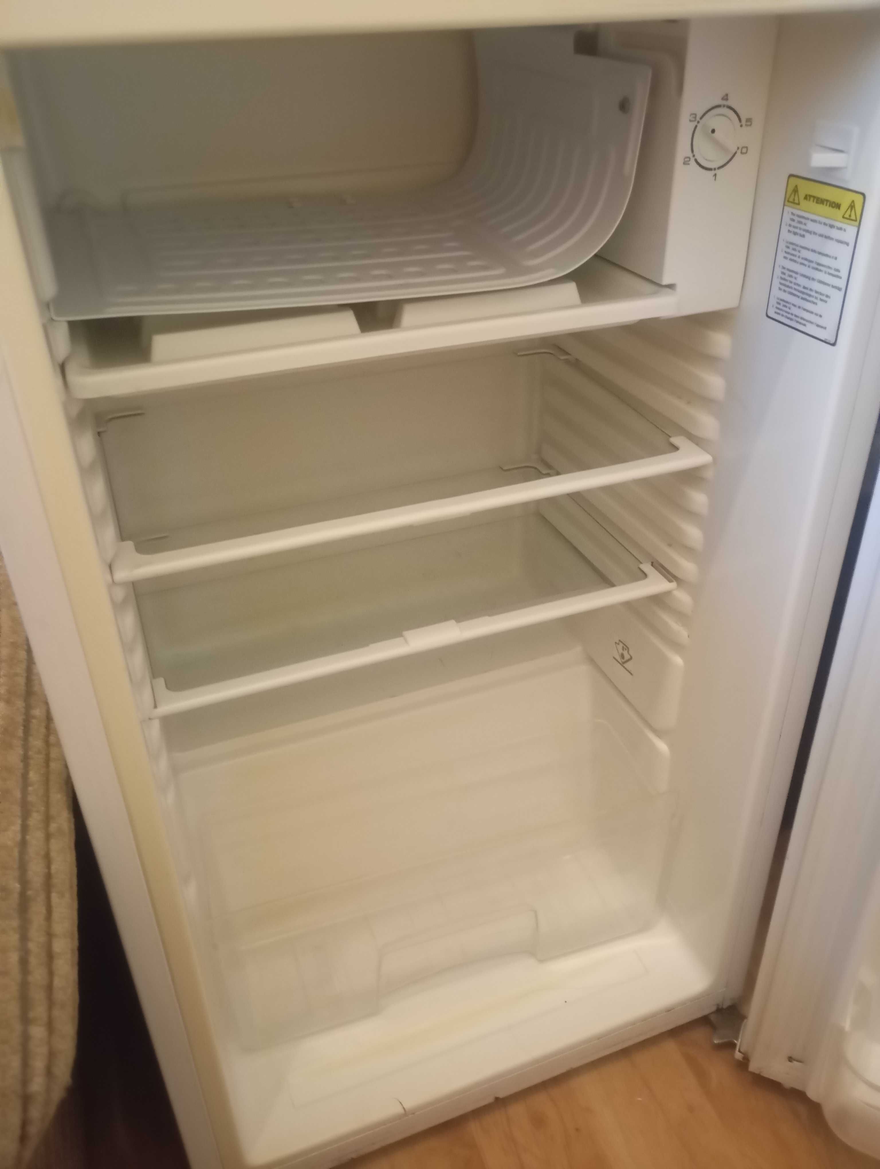Lodówka .W stanie sprawnym . szerokość,53 wzrost 85