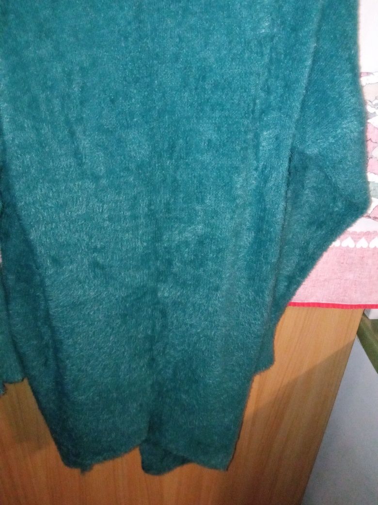 Długi zielony sweterek