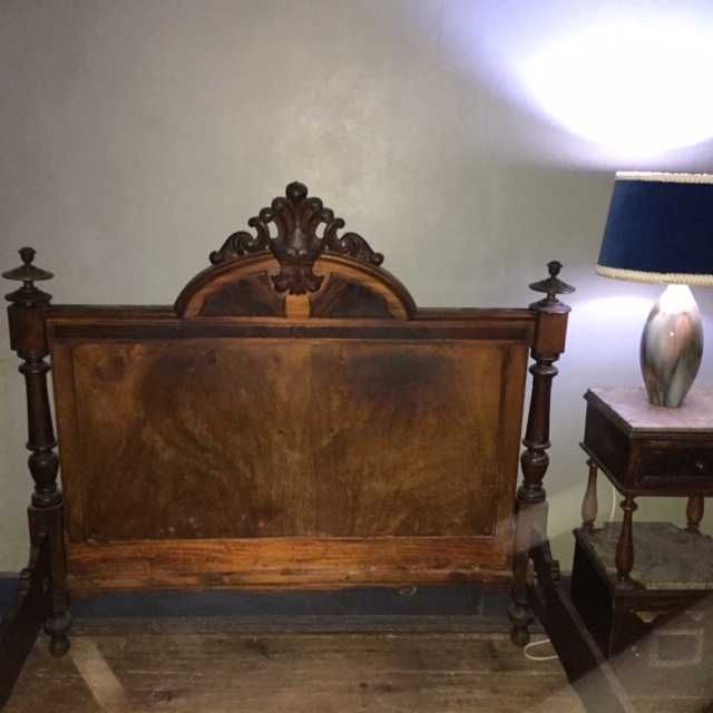 Mobilia de quarto, em madeira maciça