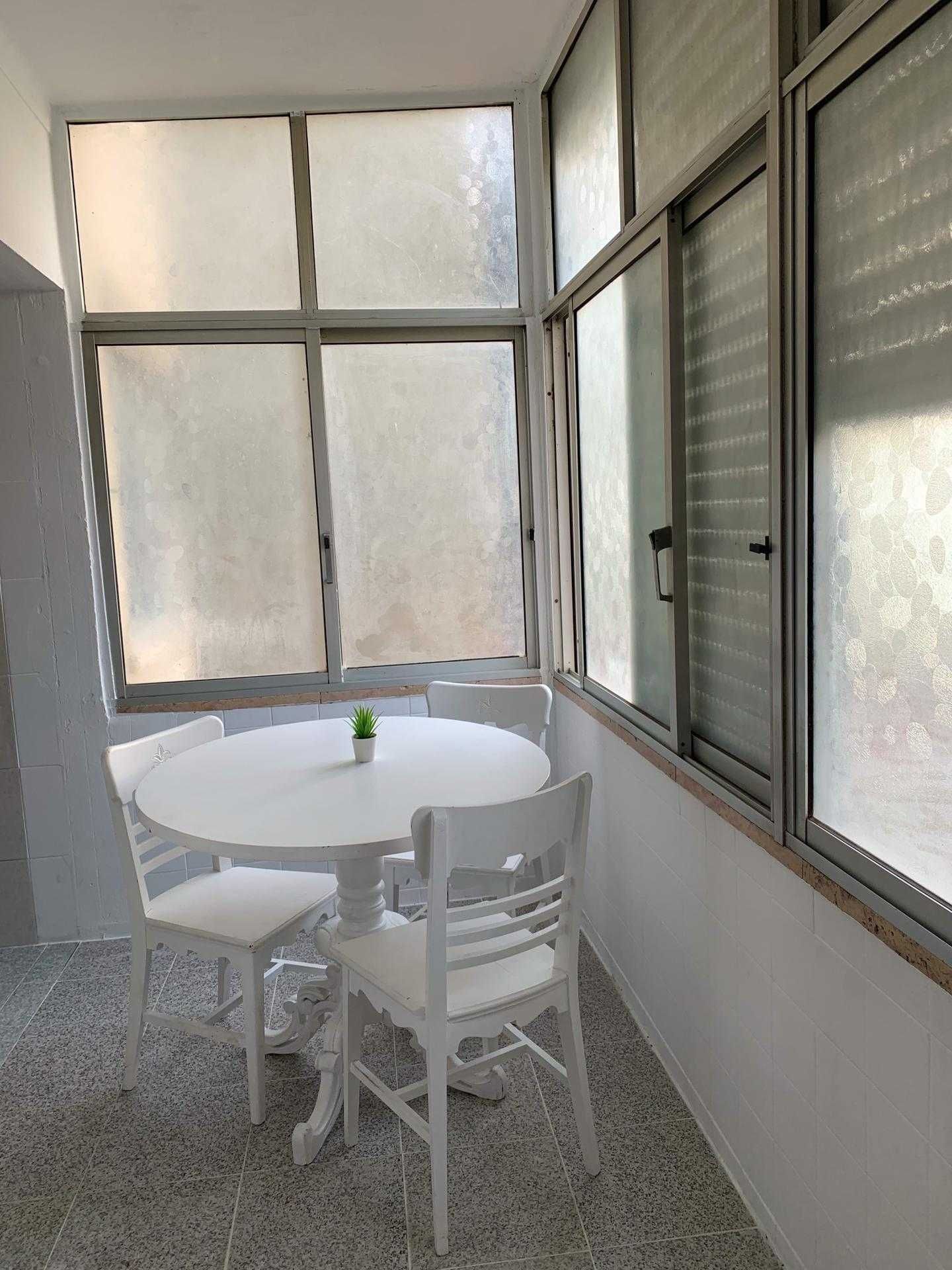 Almada, T2 sendo r/c com cozinha semi equipada