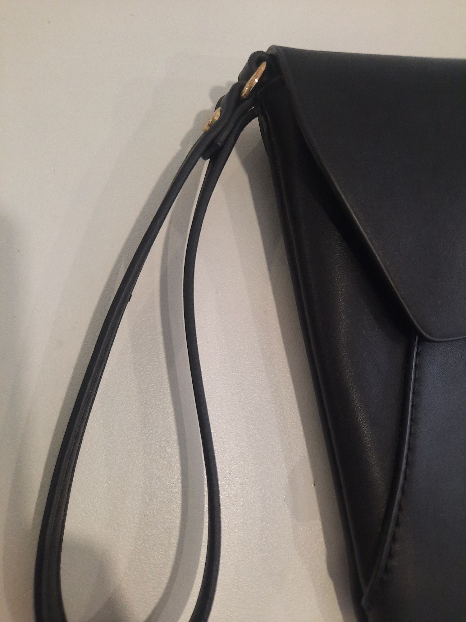 Clutch preta tipo envelope da Mango
