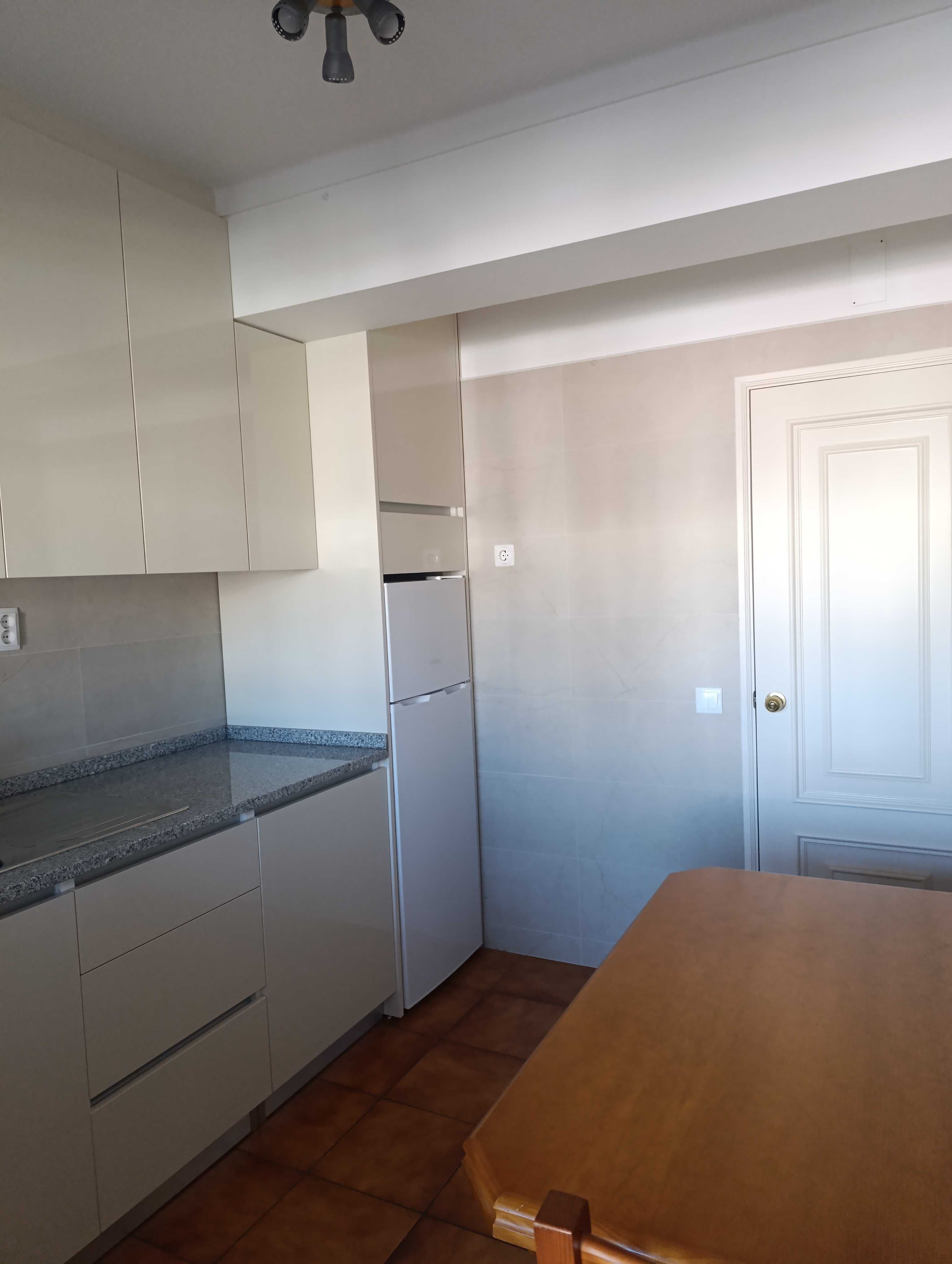 T2 recentemente remodelado no Vale das Flores com contrato