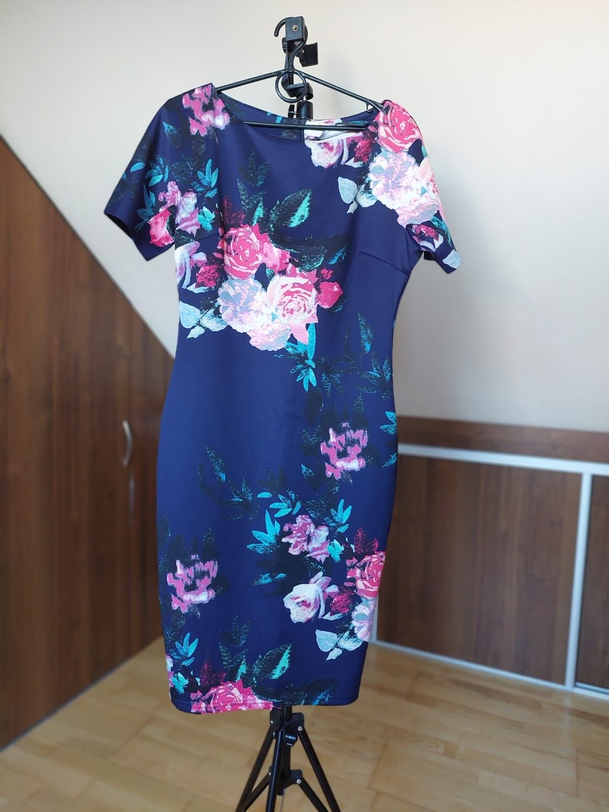 Granatowa, okazjonalna sukienka w kwiaty M/L