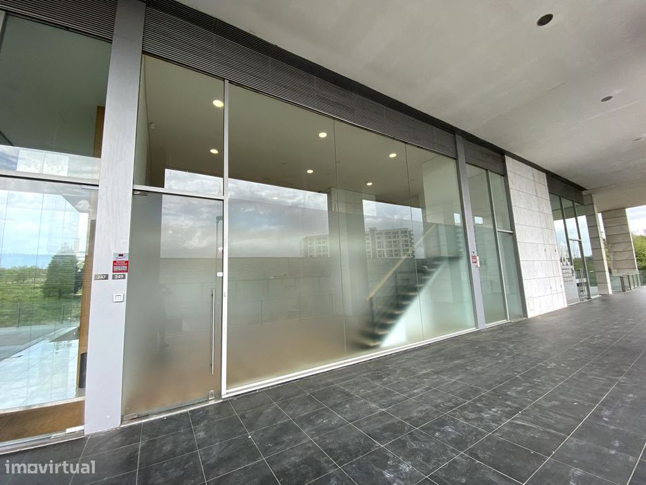 Escritório com mezanine e 3 lugares de garagem – Antas / Porto