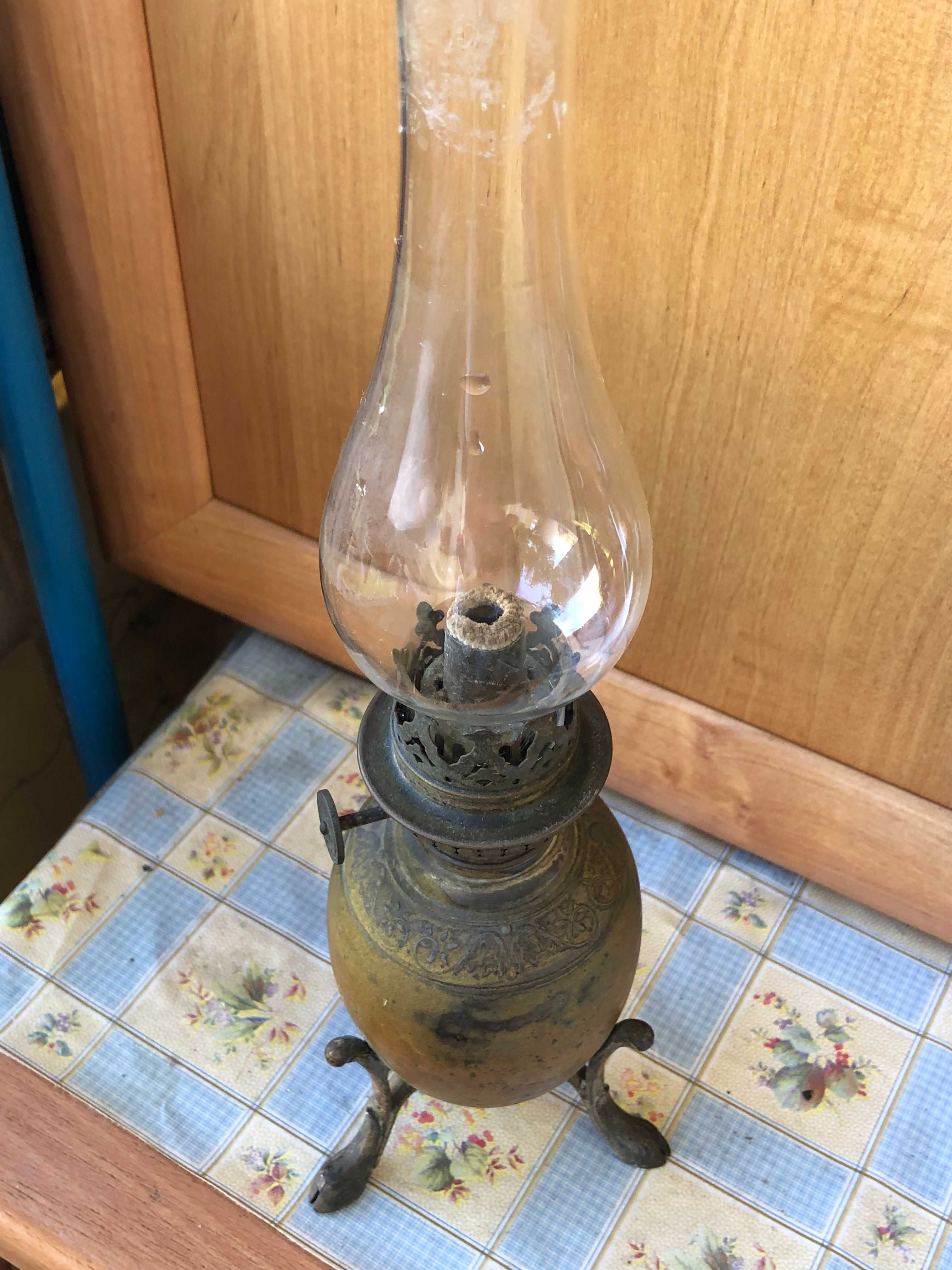 Antyk stara kolekcjonerska lampa naftowa.